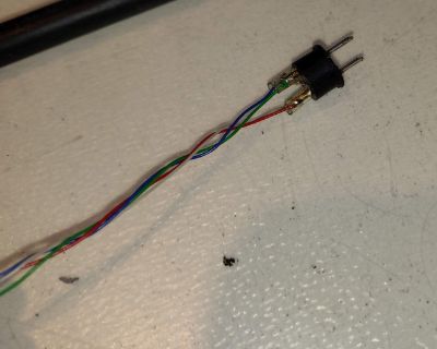 Connector pins from the headshell. Connector pins from the headshell.